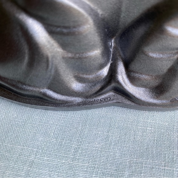 Nordic Ware 10 cup Violet bundt cake pan - Picture 5 of 7